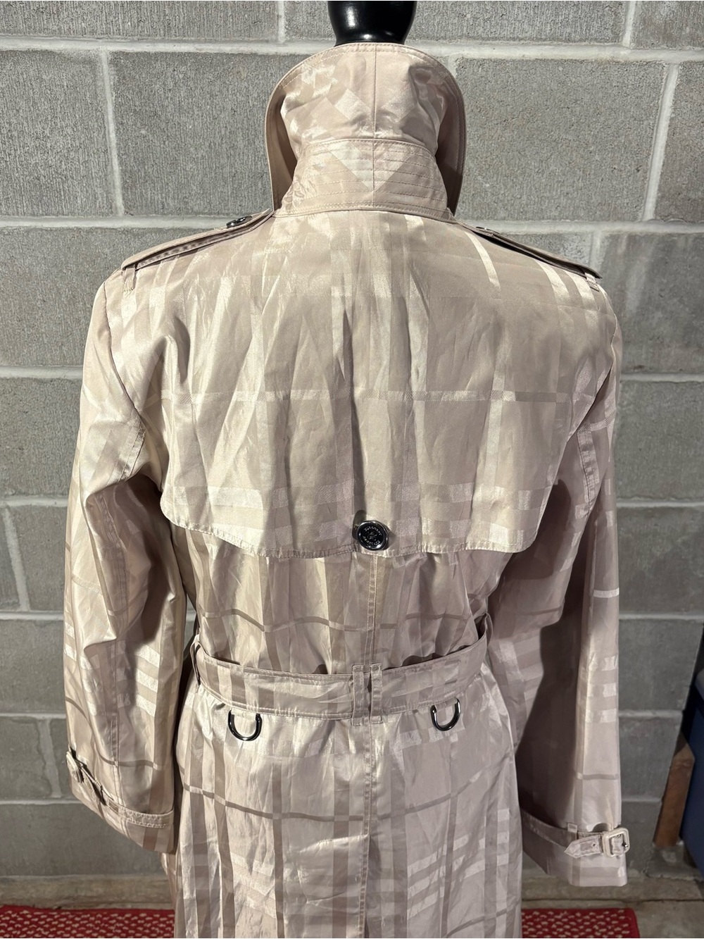 Burberry trench coat. - Picture 7 of 16